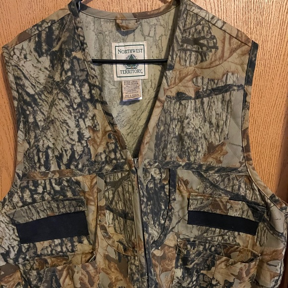 CAMO Hunting Vest. - Picture 1 of 2